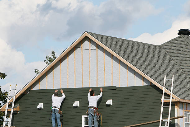 Professional Siding Installation technician working in Lowell, OR